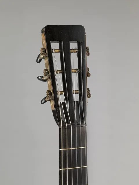 1867 年以前的馬丁吉他,大都會藝術博物館收藏;紐西蘭那把 1870 年代的老琴也是這個年代的小琴身