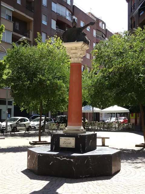 西班牙科爾多瓦(Córdoba)街頭的齊里亞布(Ziryab)紀念雕像,紀念這位把巴格達宮廷音樂帶到安達魯斯的烏德琴大師。