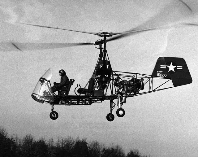 卡曼公司的實驗直升機 K-225 飛行中,美國海軍 1951 年底宣布它完成燃氣渦輪軸動力直升機的首次成功飛行;卡曼後來把對付旋翼振動的經驗用到吉他上。