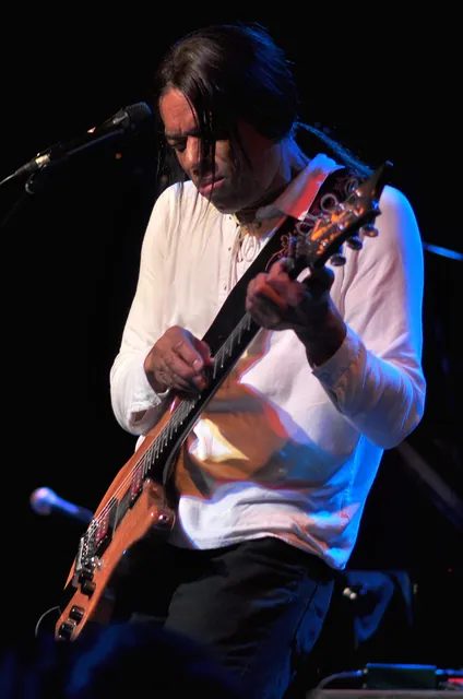 史坦利·喬丹 2017 年在西雅圖 Jazz Alley 演出,兩隻手都在指板上點弦。