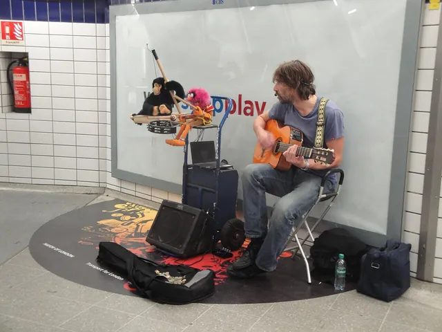 2012 年 3 月，倫敦皮卡迪利圓環（Piccadilly Circus）地鐵站裡的街頭藝人；倫敦地鐵的表演者要在指定位置、預約時段演出