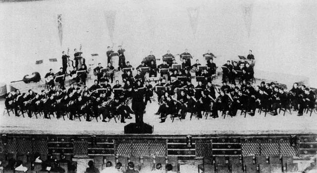 1930 年 11 月,東京日比谷公會堂的五所大學曼陀林俱樂部聯合演奏會,舞台上曼陀林、吉他、低音提琴排成大編制;吳晉淮正是在這股撥弦熱潮裡到東京念書、迷上吉他。