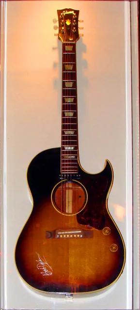 尼加拉瀑布 Hard Rock Cafe 展出的 Gibson CF-100E,這款 1951 年推出的缺角平面木吉他在指板尾端裝了一個單線圈拾音器。