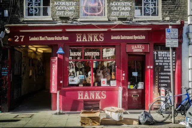 丹麥街 27 號的 Hanks 吉他店(2015 年);老樂器行街上,還有像這樣一家家撐著的小店