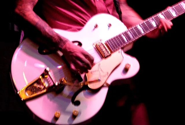 一把 Gretsch White Falcon,大琴身、金色配件,被稱為「吉他界的凱迪拉克」。