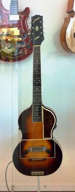 史密森尼學會展出的 Slingerland Songster,外型仍是西班牙式吉他,卻是實心琴身,電吉他從這裡開始和木吉他分家。