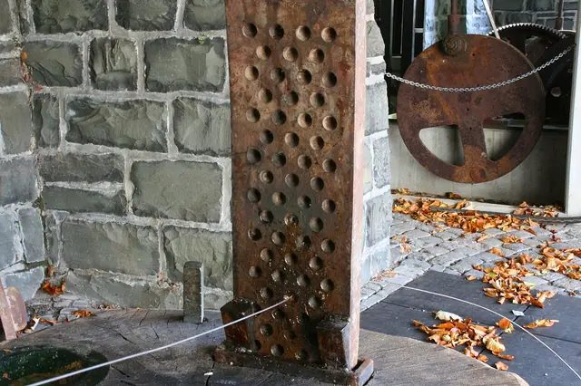 德國阿爾特納（Altena）的德國線材博物館展出的大型拉絲板，一排由大到小的孔，就是今天拉絲模的前身。