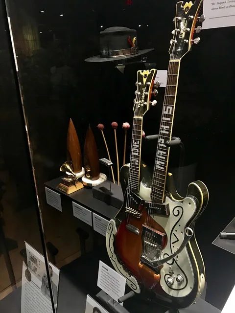 瑟米·莫斯利 1953 年替喬·梅菲斯打造的雙頸吉他,鄉村音樂名人堂博物館展出。