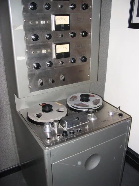 美國曼菲斯 Sun Studio 裡的 Ampex 300 磁帶錄音機;Model 300 是 1949 年接在 Model 200 之後推出的機型,磁帶讓錄音可以剪接