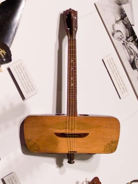 Stromberg-Voisinet 約 1930 年做的飛機造型烏克麗麗「Aero-uke」,美國國家音樂博物館收藏,可見這家芝加哥工廠很敢嘗鮮。