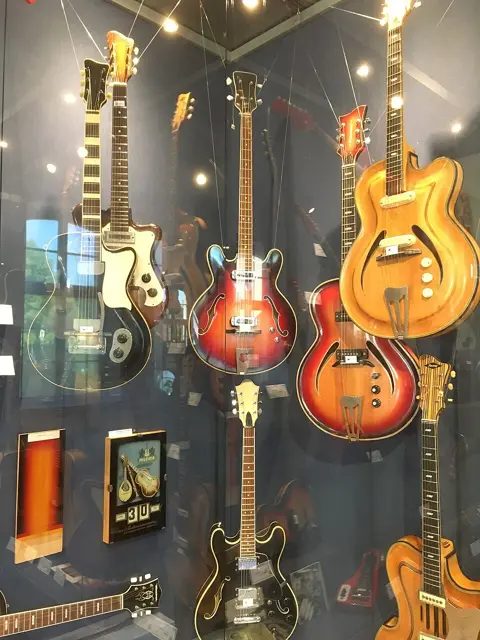 馬克諾伊基興樂器博物館展出的東德國營樂器廠 Musima 吉他與弦樂器