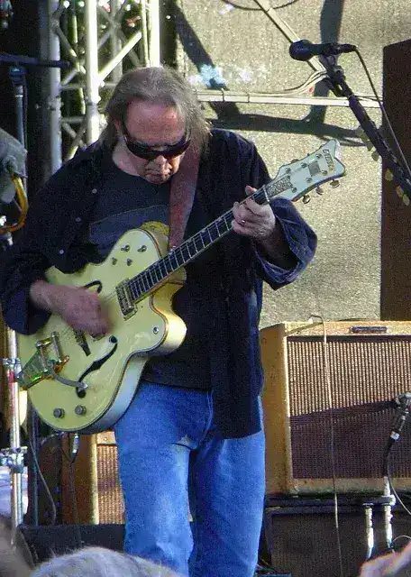 尼爾·楊在德國科隆彈 Gretsch White Falcon。