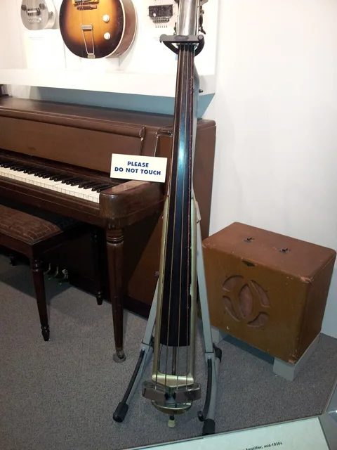 同一時期 Rickenbacker 的 1935 年電直立貝斯,卡爾斯巴德的音樂製作博物館展出;當年不只一個人在想辦法讓低音插電。