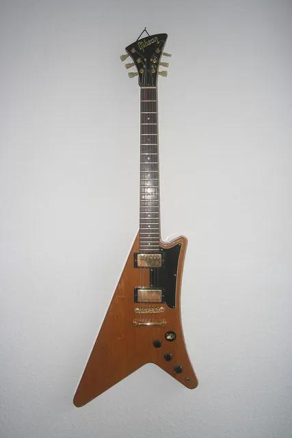1982 年 Gibson 推出的 Moderne Heritage:這把琴的設計 1957 年就申請了專利,卻沒有人找到過一把當年的原琴。