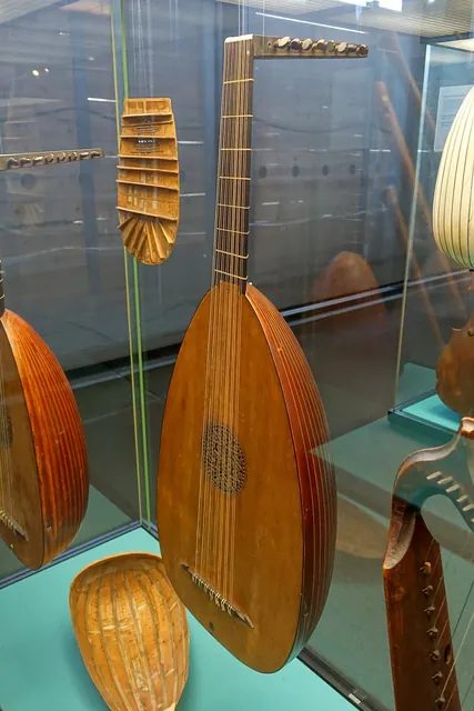 1599 年義大利帕多瓦(Padua)製作的低音魯特琴,弦越加越多、調音也越來越麻煩,正是魯特琴後來衰落的原因之一。