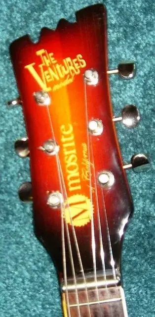 Mosrite 琴頭上的 M 字標誌,攝影者以此紀念 Ventures 創團吉他手鮑伯·博格(1934–2009)。