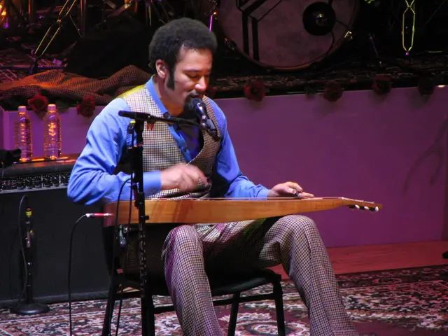 班·哈波（Ben Harper）把 Weissenborn 型的空心琴頸滑音吉他平放在腿上演奏