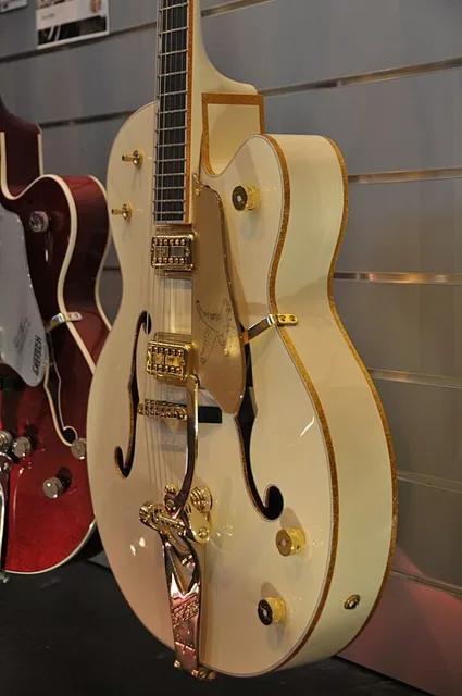 Gretsch White Falcon 的琴身細節:白色面板、金色亮片滾邊與金色配件(2008 年巴黎樂器展)。