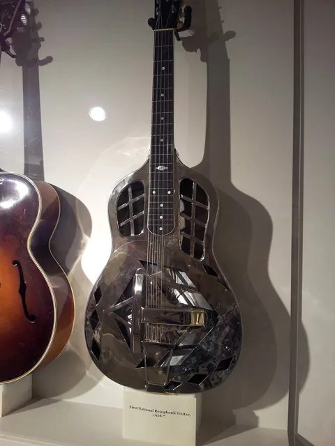 1926–1927 年間最早的 National 共鳴吉他之一，美國製樂博物館（Museum of Making Music）收藏