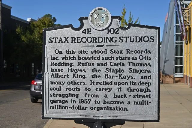 曼菲斯 Stax 錄音室舊址前的歷史標誌；史提夫·克羅伯在這裡當錄音樂團吉他手，替無數靈魂樂歌手撐起律動