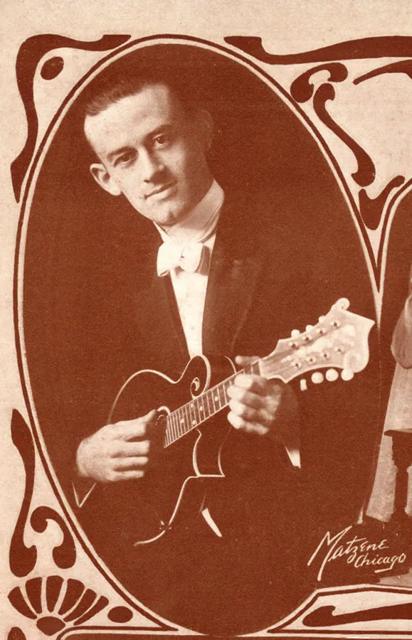 約 1918 年的洛伊德·洛爾與 Gibson F-4 曼陀林