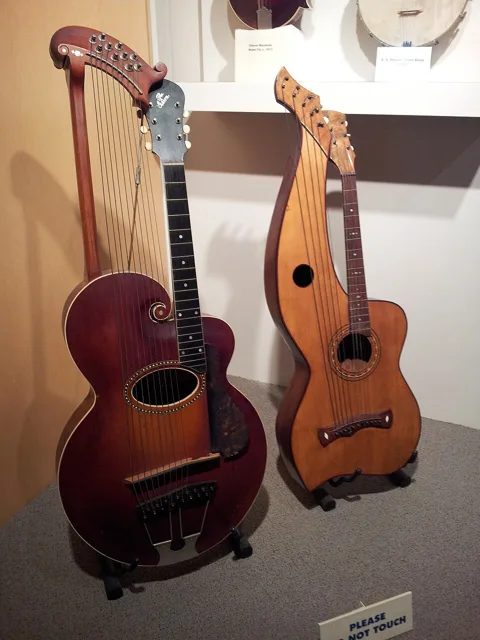 美國加州「音樂製作博物館」展出的 20 世紀初豎琴吉他，左為 Gibson Style U