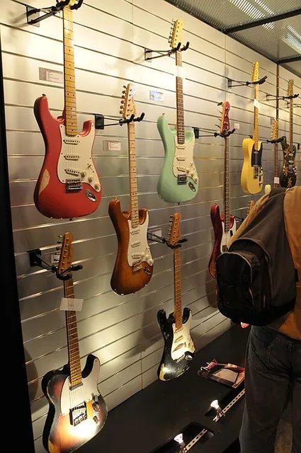 2008 年法國樂器展上展示的 Fender 做舊 Stratocaster,可以看到不同程度的磨損與漆裂。