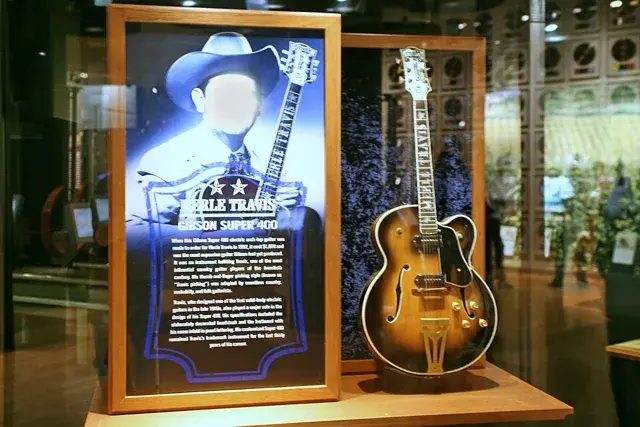 梅爾·崔維斯的 1952 年 Gibson Super 400,鄉村音樂名人堂博物館展出;Super 400 是 Gibson 在「比大」競賽中的旗艦。