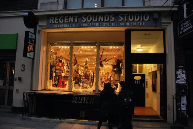 丹麥街上的 Regent Sound 錄音室舊址(2010 年);樂器行、錄音室和音樂出版社曾經擠在同一條街上