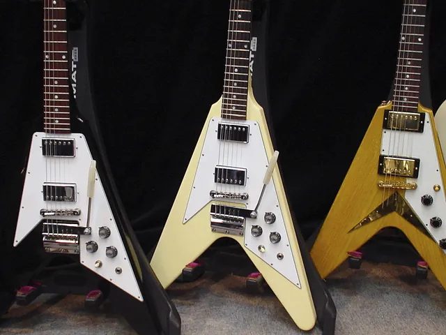 Gibson Flying V,箭頭形的琴身讓工程師脫口說出「像一個飛翔的 V」。
