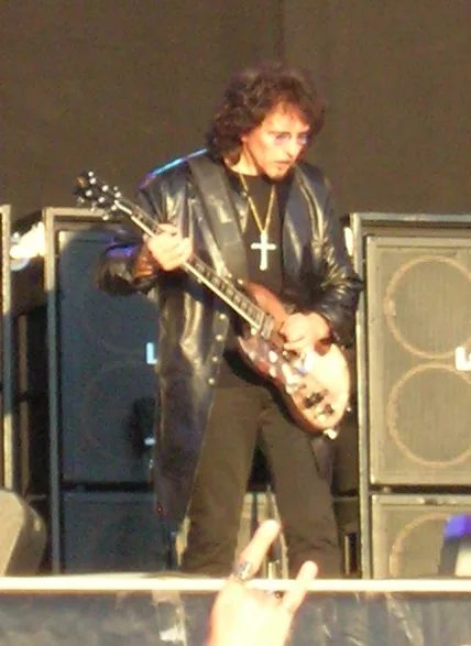 東尼·艾歐米與他的左手 Gibson SG(2005 年)。