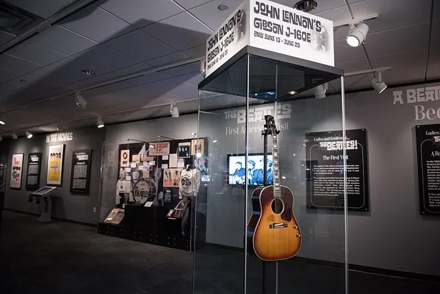 2015 年美國德州 LBJ 總統圖書館的披頭四特展,展出約翰·藍儂失蹤五十年的 1962 年 Gibson J-160E。