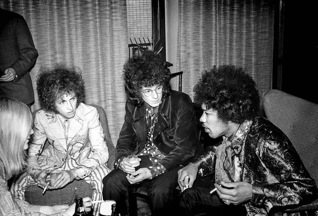 1967 年 5 月,罕醉克斯體驗樂團(The Jimi Hendrix Experience)在芬蘭赫爾辛基;同年 6 月,罕醉克斯在蒙特雷流行音樂節用牙齒彈吉他,一夕成名。