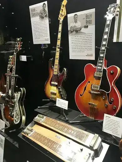 納許維爾鄉村音樂名人堂展出的 Gibson Byrdland(右二),這款琴的名字來自比利·伯德與漢克·加蘭。