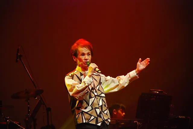文夏 2006 年在台中的「台灣新浪潮」演出中演唱;1950~60 年代,他以筆名「愁人」替大量日本旋律填上台語歌詞,是混血歌最具代表性的歌手
