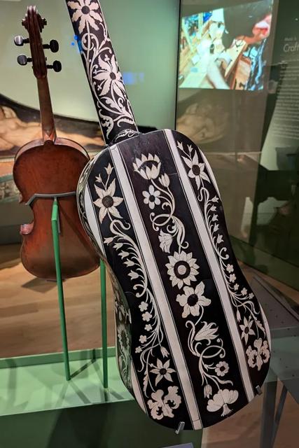 倫敦皇家音樂學院博物館的 1684 年提爾克吉他