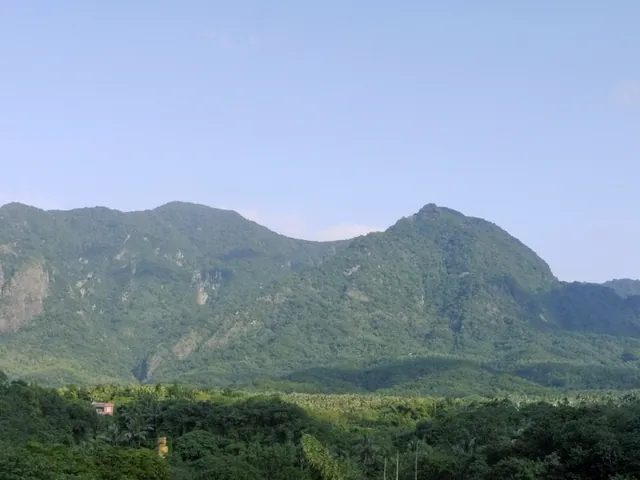 從台 9 線遠眺都蘭山,陸森寶 1949 年的〈卑南山〉唱的就是這座山,1961 年以〈都戀山謠〉之名錄成唱片