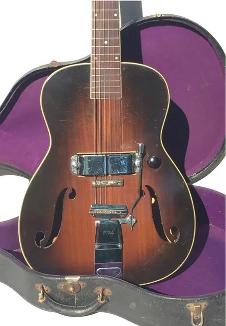 1935 年推出的 Rickenbacker Ken Roberts 型:Harmony 代工的木琴身、f 孔和馬蹄形磁鐵拾音器,是 1932 年 Electro-Spanish 的後繼者。