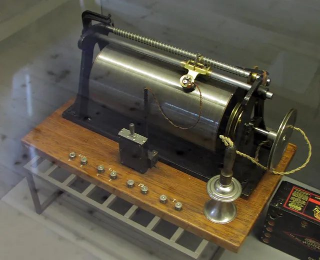 丹麥波爾森 1898 年發明的鋼絲磁性錄音機 telegraphone,展示在丹麥林比的 Brede Værk 工業博物館
