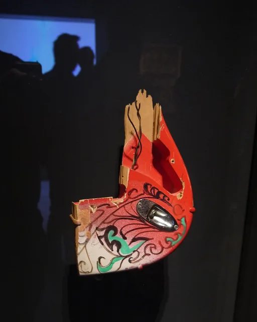 2019 年大都會博物館展出的吉米·罕醉克斯 Stratocaster 碎片,這把琴在 1967 年 6 月 18 日的蒙特利流行音樂節上被他燒掉、砸毀。