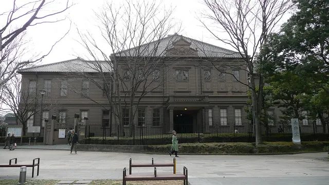 東京音樂學校留存至今的舊奏樂堂,2008 年;江文也一邊讀電機,一邊在這所學校的夜間部學聲樂與作曲