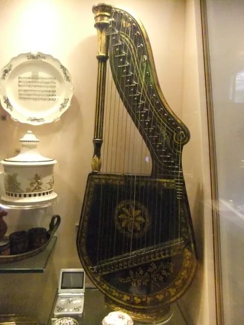 英國利物浦沃克美術館展出的 dital harp,琴上有一排用大拇指按的升半音按鍵