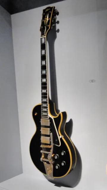 2019 年紐約大都會博物館《Play It Loud》特展中的吉米·佩吉 1960 年 Les Paul Custom「Black Beauty」,失竊四十五年後才回到他手上。