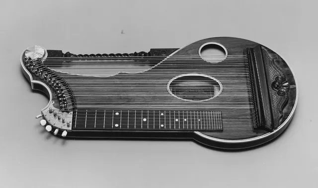 大都會藝術博物館收藏的音樂會齊特琴(zither),德文 Zither 和 guitar 同樣來自希臘文 kithara,卻變成一種平放彈奏的樂器。