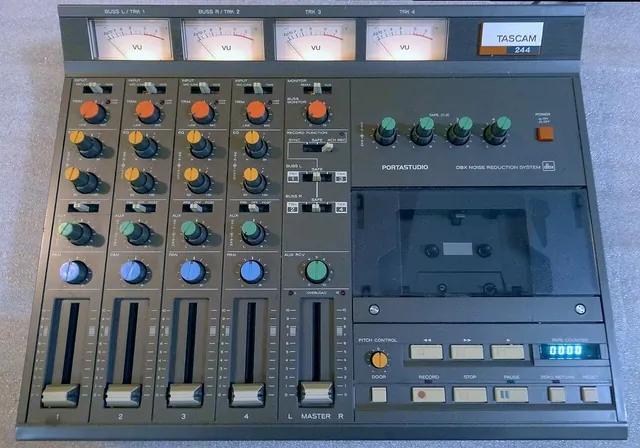 TASCAM Portastudio 244,1982 年接替第一代 144 上市;把混音台和四軌卡帶錄音機做成一台,讓錄音室搬進了臥室