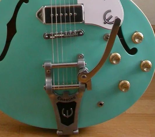 裝在 Epiphone Casino 上的 Bigsby 顫音系統,至今仍是復古吉他的招牌配件。