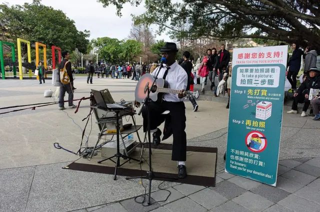 2015 年 2 月，台北圓山公園裡彈吉他的街頭樂手