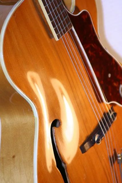1951 年的 Epiphone Triumph Regent,琴身寬 17 又 3/8 吋,正是 Epiphone 離開紐約前後的作品。