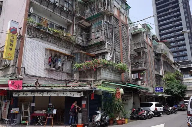 台北市中山區的老公寓。牆壁和樓板相連的住宅裡，練琴時間與音量更需要替鄰居著想。