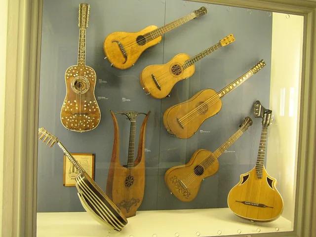 慕尼黑德意志博物館的吉他展櫃,左側為圓背的 chitarra battente